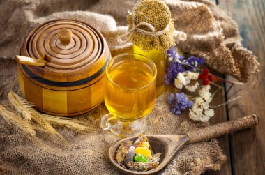 Taraktaki bal arısı.