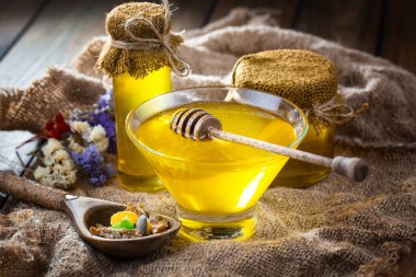 Taraktaki bal arısı.