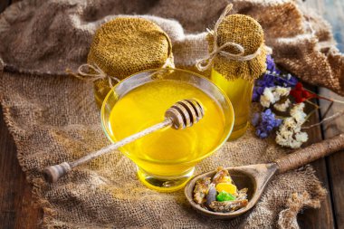 Taraktaki bal arısı.