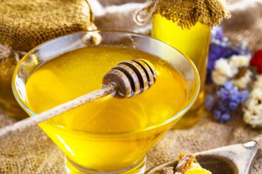 Taraktaki bal arısı.