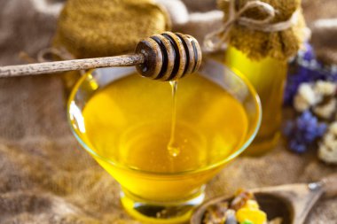 Taraktaki bal arısı.