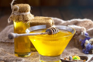 Taraktaki bal arısı.