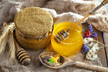 Taraktaki bal arısı.