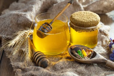 Taraktaki bal arısı.