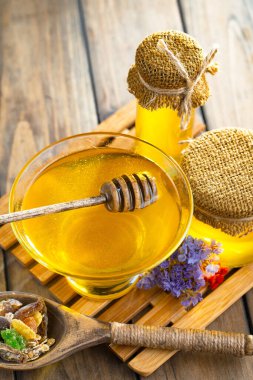 Taraktaki bal arısı.