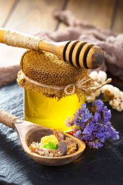 Taraktaki bal arısı.