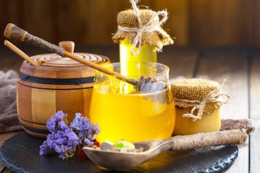 Taraktaki bal arısı.