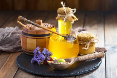 Taraktaki bal arısı.