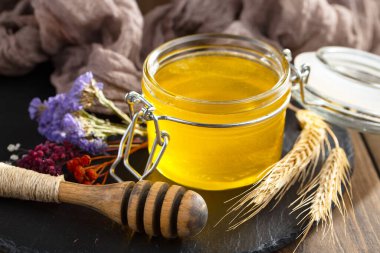 Taraktaki bal arısı.