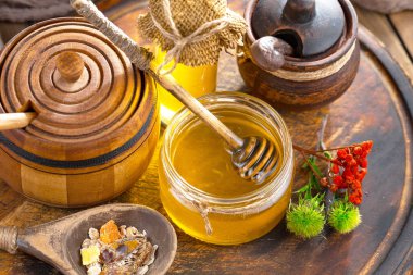 Bal, bastondan bal peteğine yavaşça akar..