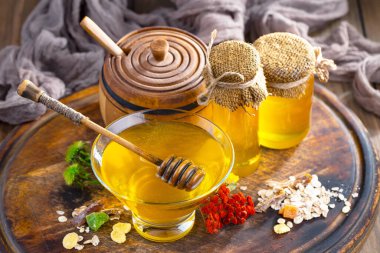 Bal, bastondan bal peteğine yavaşça akar..