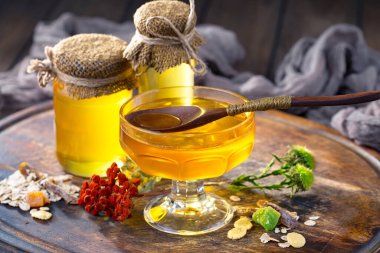 Bal, bastondan bal peteğine yavaşça akar..