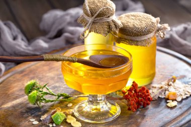 Bal, bastondan bal peteğine yavaşça akar..