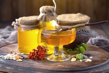 Bal, bastondan bal peteğine yavaşça akar..