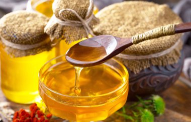 Bal, bastondan bal peteğine yavaşça akar..