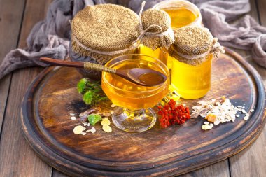 Bal, bastondan bal peteğine yavaşça akar..