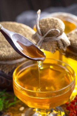 Bal, bastondan bal peteğine yavaşça akar..