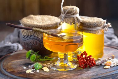 Bal, bastondan bal peteğine yavaşça akar..