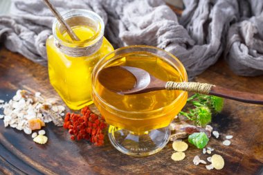 Bal, bastondan bal peteğine yavaşça akar..