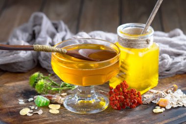 Bal, bastondan bal peteğine yavaşça akar..