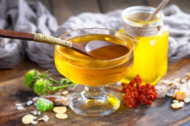 Bal, bastondan bal peteğine yavaşça akar..