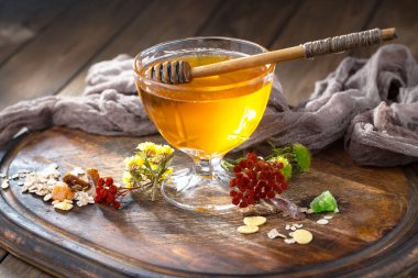 Bal, bastondan bal peteğine yavaşça akar..