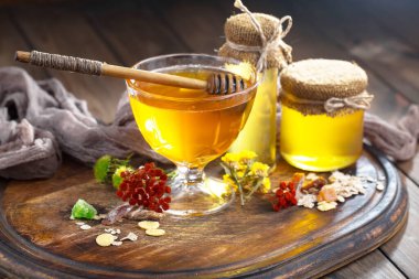 Bal, bastondan bal peteğine yavaşça akar..