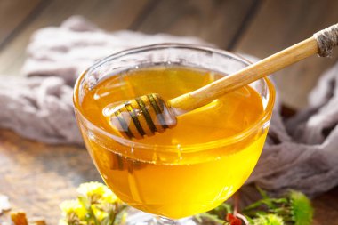 Bal, bastondan bal peteğine yavaşça akar..