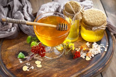 Bal, bastondan bal peteğine yavaşça akar..