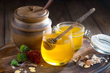 Bal, bastondan bal peteğine yavaşça akar..