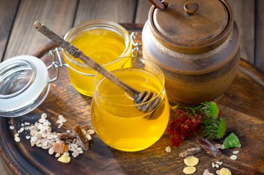 Bal, bastondan bal peteğine yavaşça akar..