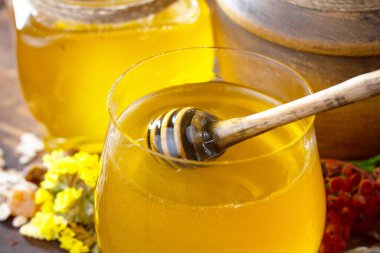 Bal, bastondan bal peteğine yavaşça akar..