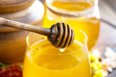 Bal, bastondan bal peteğine yavaşça akar..