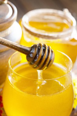 Bal, bastondan bal peteğine yavaşça akar..