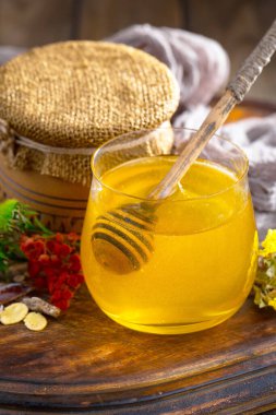 Bal, bastondan bal peteğine yavaşça akar..