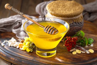 Bal, bastondan bal peteğine yavaşça akar..