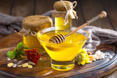 Bal, bastondan bal peteğine yavaşça akar..