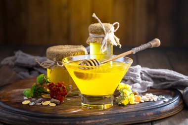 Bal, bastondan bal peteğine yavaşça akar..