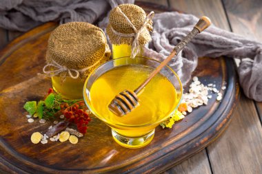 Bal, bastondan bal peteğine yavaşça akar..