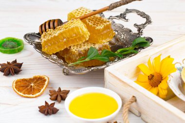 Bal, bastondan bal peteğine yavaşça akar..