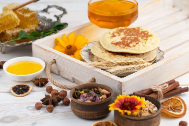 Bal, bastondan bal peteğine yavaşça akar..