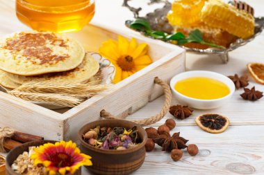 Bal, bastondan bal peteğine yavaşça akar..