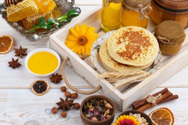 Bal, bastondan bal peteğine yavaşça akar..