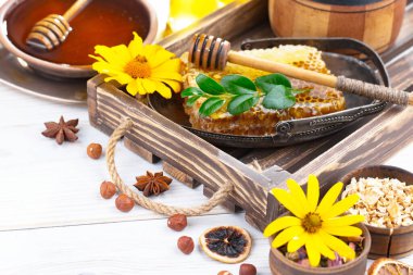 Bal, bastondan bal peteğine yavaşça akar..