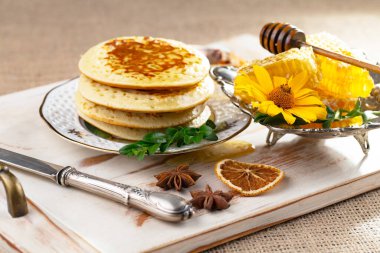 Bal, bastondan bal peteğine yavaşça akar..