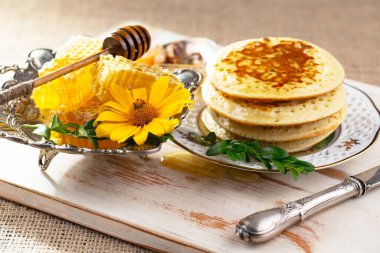 Bal, bastondan bal peteğine yavaşça akar..