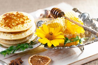 Bal, bastondan bal peteğine yavaşça akar..