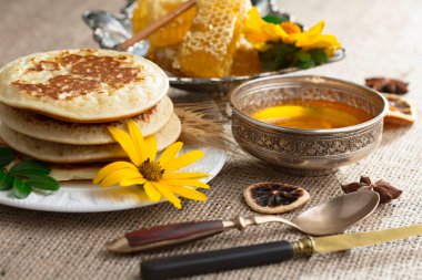 Bal, bastondan bal peteğine yavaşça akar..