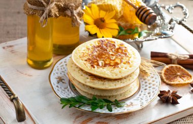 Bal, bastondan bal peteğine yavaşça akar..