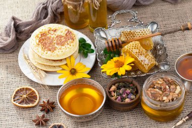 Bal, bastondan bal peteğine yavaşça akar..